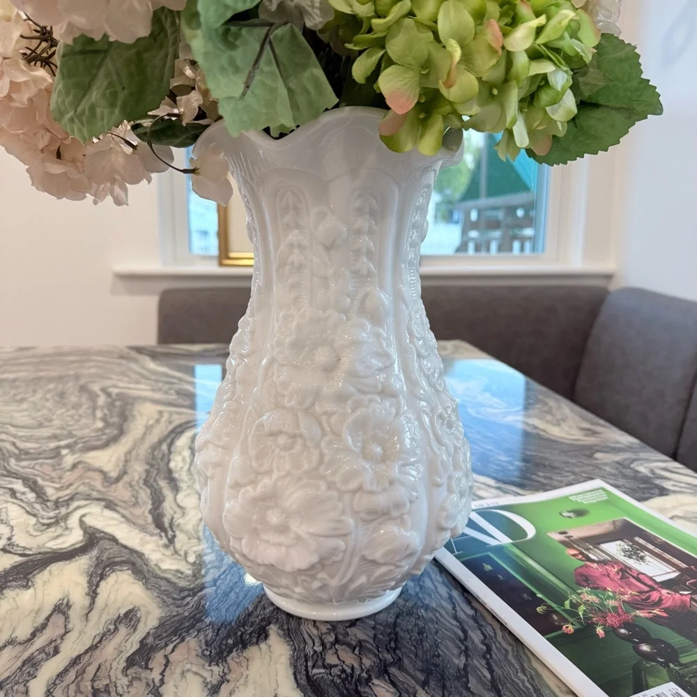 Vintage White Imperial Poppy Puffy Embossed Floral Umbrella Vase